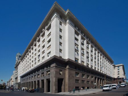 Tras descartar un canje, el Gobierno aprovecha la baja de la inflación para emitir el bono más buscado por el mercado imagen-2