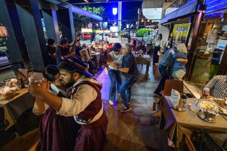 La noche posadeña se encendió al son de la música y la danza regional imagen-49