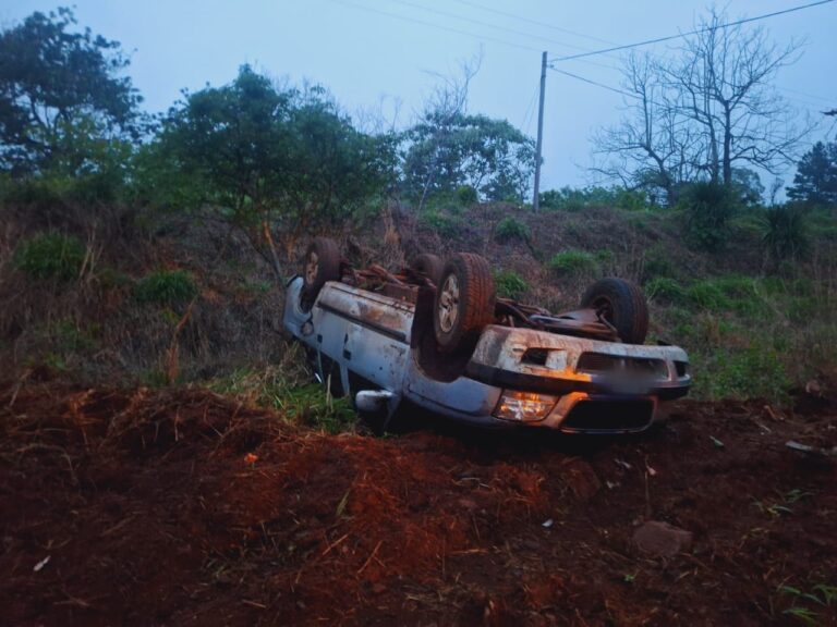 Automovilista resultó ileso tras despistar y volcar sobre ruta provincial N° 103 imagen-25