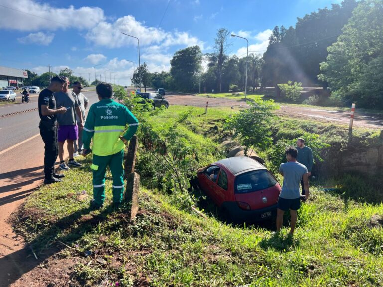 Despiste en la avenida Quaranta dejó dos lesionadas imagen-23