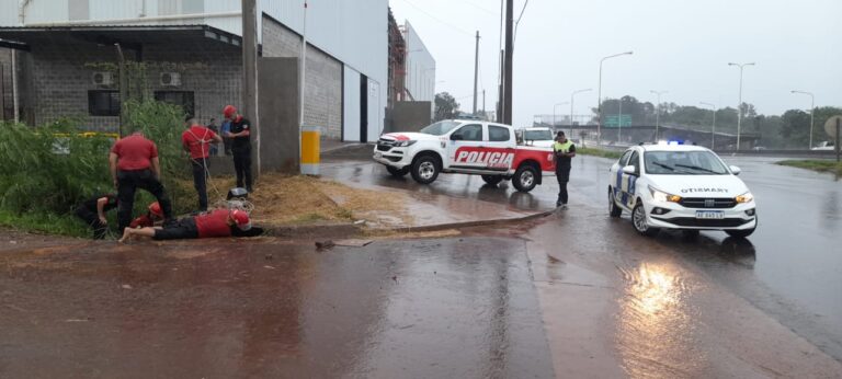 Policías rescataron el cuerpo sin vida de una mujer mayor, que fue arrastrada por el agua 500 metros tras caer en una boca de tormenta imagen-48