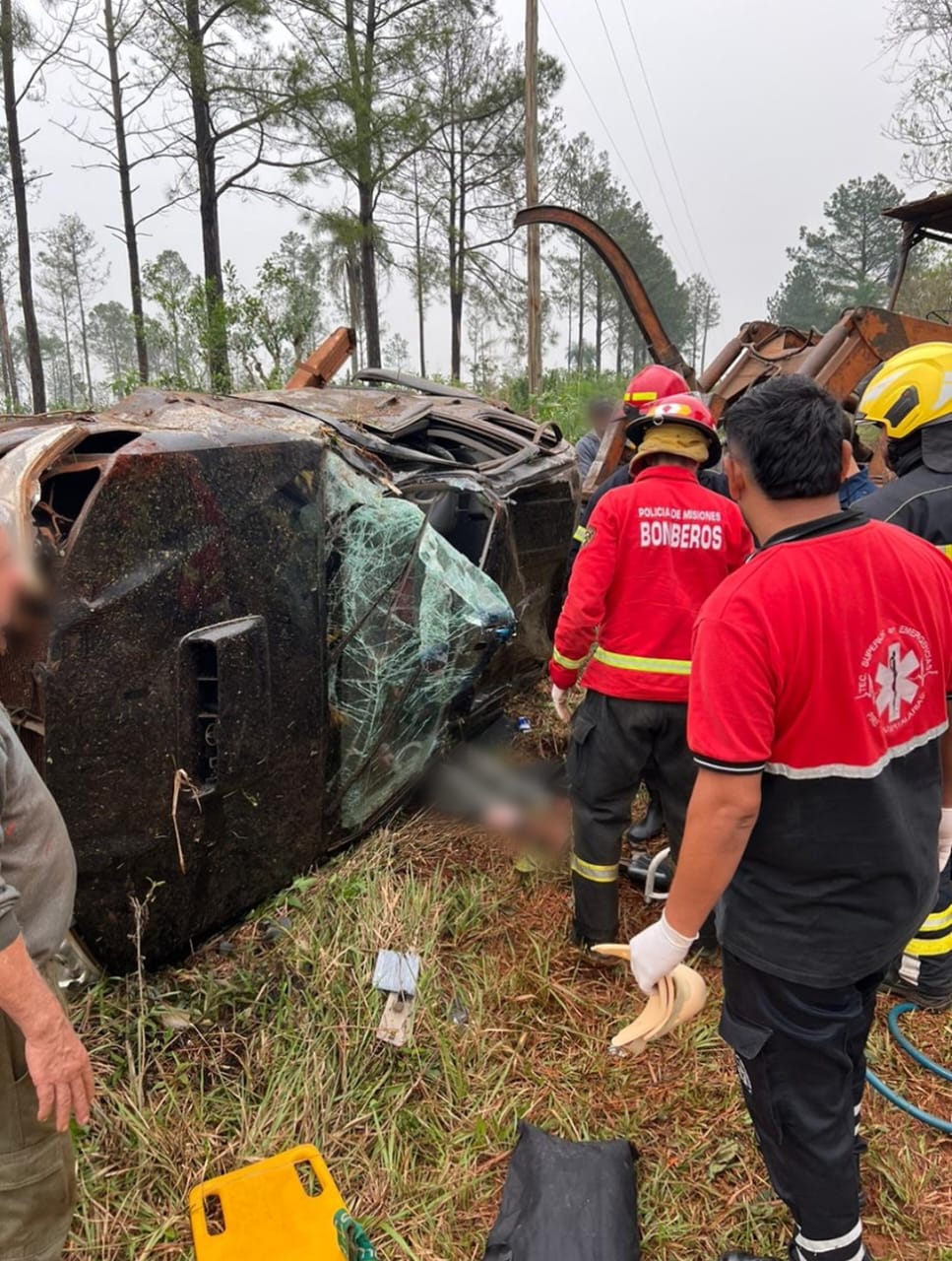 Murió el automovilista que fue rescatado por los bomberos tras volcar en la ruta 103 imagen-2