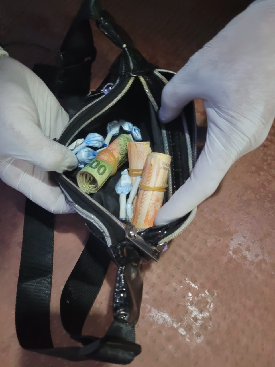 Detuvieron a un narcodelivery con envoltorios de cocaína y dinero en efectivo imagen-2