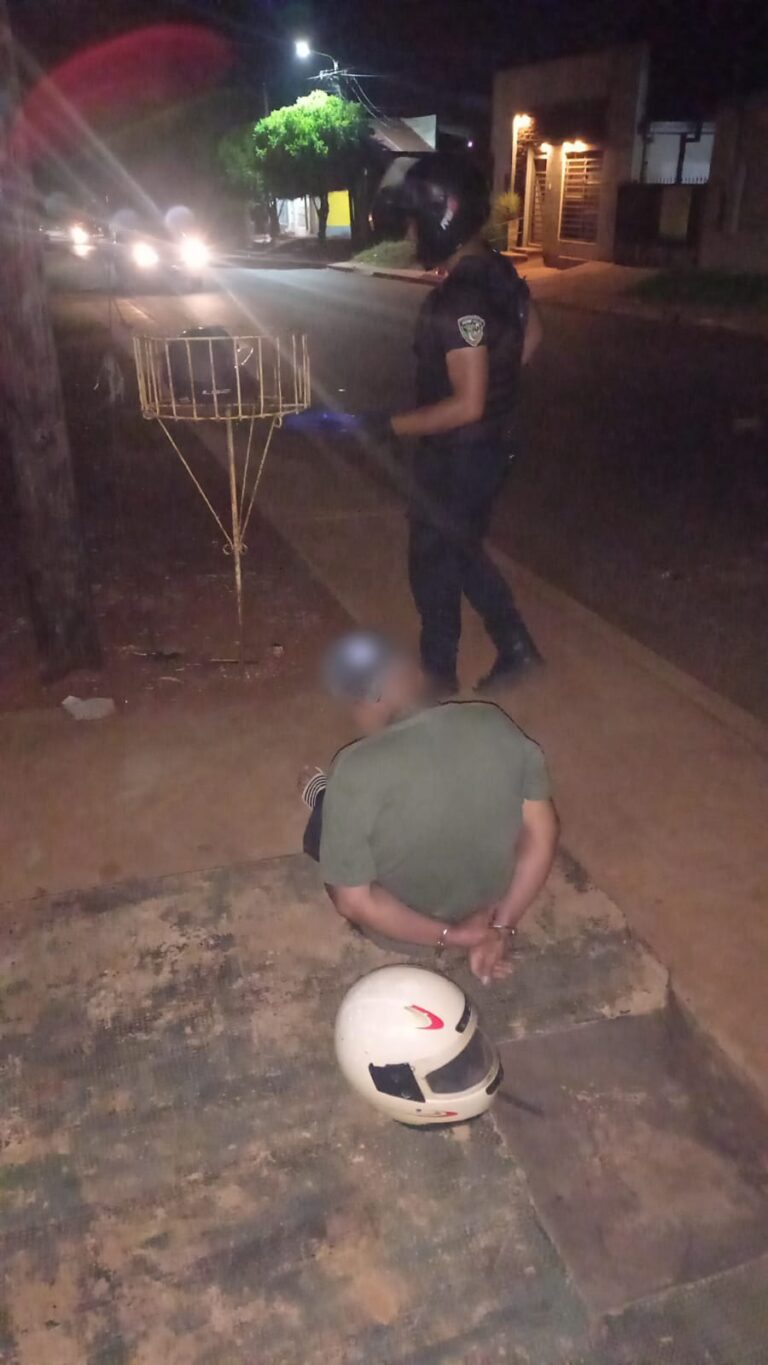 Conducía ebrio, cayó de su moto y llevaba un revólver cargado: terminó detenido imagen-39