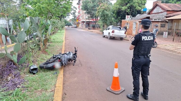 Motociclista resultó con lesiones graves tras chocar contra un auto en Oberá imagen-49