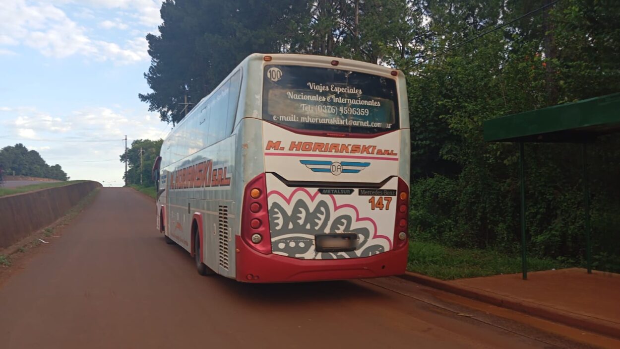 Colisión entre un colectivo y auto frente a La Eugenia imagen-2