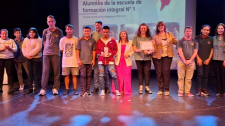 Premios Defensoría 2024 reconoció a niños, niñas y adolescentes destacados en el deporte y la cultura como también a adultos e instituciones imagen-2