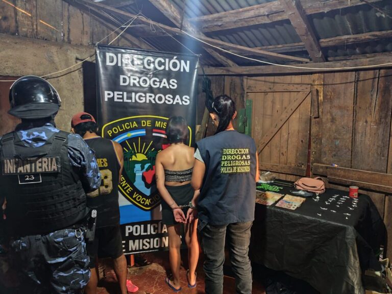 Efectivos allanaron un punto de venta de droga en Posadas: secuestraron dosis de cocaína y hay 4 detenidos imagen-2