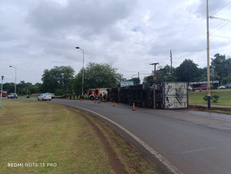 Despiste de un camión brasileño de gran porte en la rotonda de acceso a Puerto Iguazú imagen-40