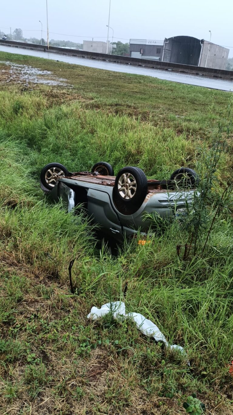 Despiste y vuelco de automóvil en el Acceso Sur, sus ocupantes fueron trasladados al Madariaga imagen-30