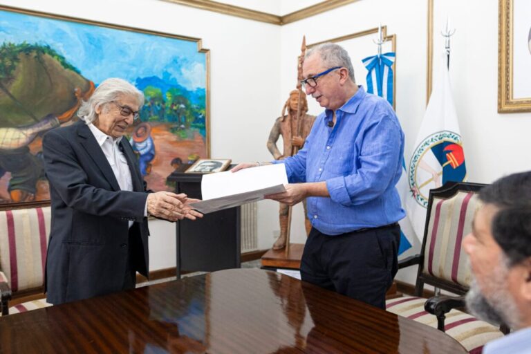 En vísperas del natalicio de Andresito, Passalacqua recibió un retrato de Artigas y homenajeó a Raúl Barboza imagen-12