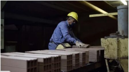 La economía volvió a caer en septiembre: marcó una baja del 3,3% interanual y del 0,3% respecto de agosto imagen-1