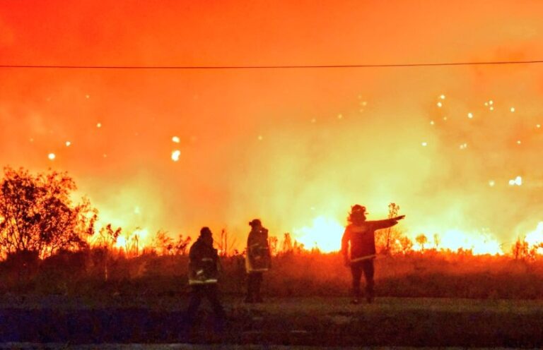 Una pareja que se desplazaba en moto habría iniciado el fuego en el Acceso Oeste de Posadas imagen-8