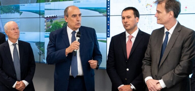 El Gobierno nacional llamó a licitación para privatizar la Hidrovía y dotarla de mayor competitividad imagen-48