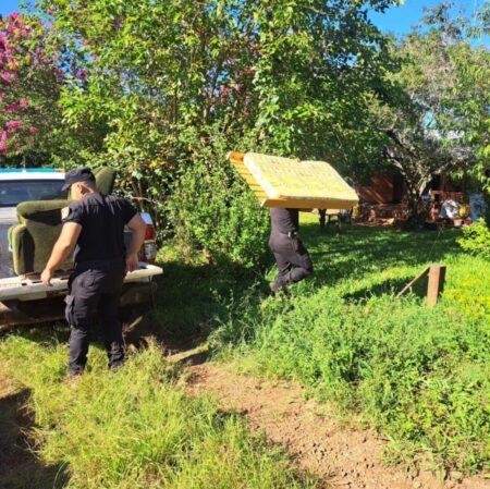 Policías y vecinos se unieron para ayudar a una familia que perdió todo en un incendio imagen-4