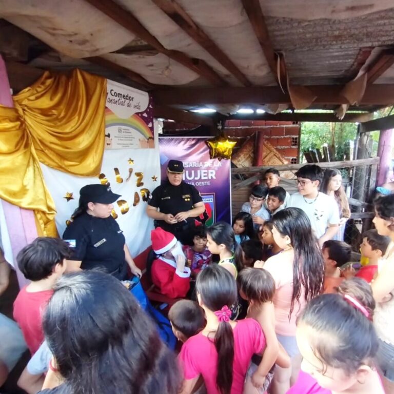 Agentes de la Comisaría de la Mujer agasajaron a 100 chicos a través de la campaña "Navidad para Todos" imagen-49