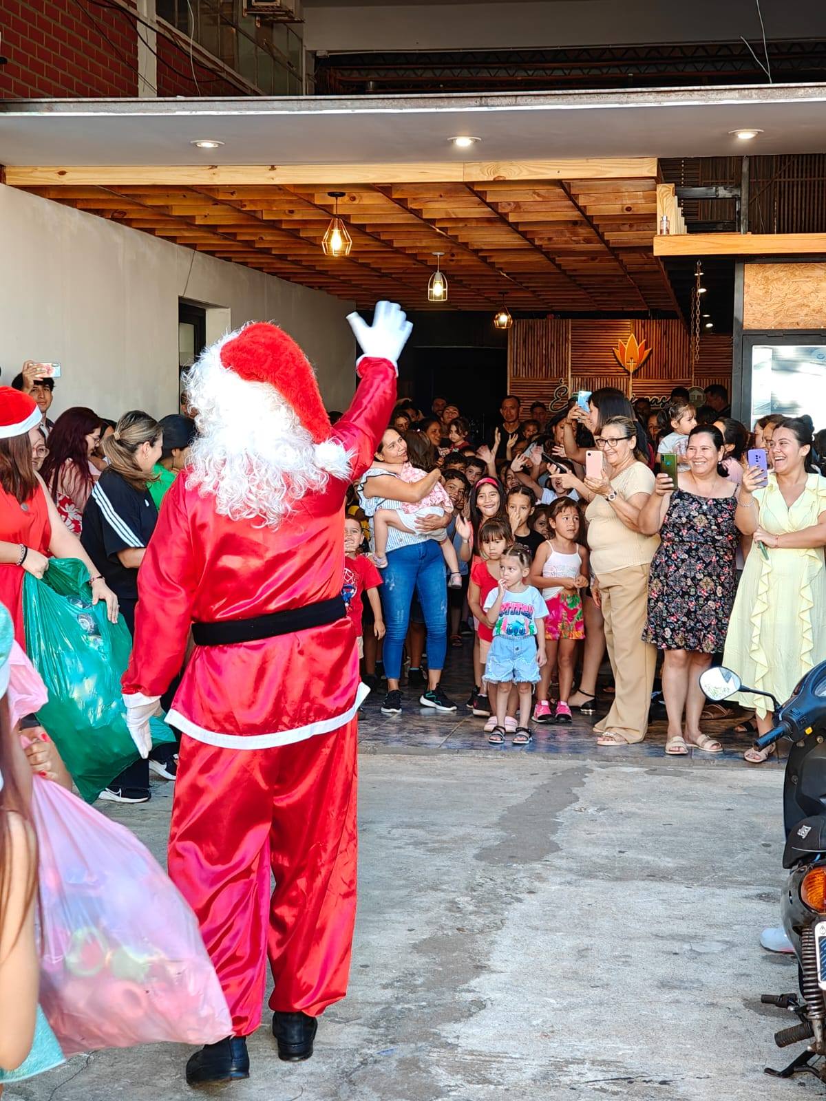 La Clínica del Juguete entregó 10.000 regalos a niños de Posadas y continúa con su misión solidaria durante esta Navidad imagen-2