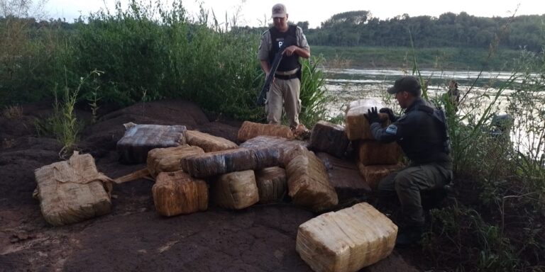 Patrulla de gendarmes decomisaron más de 900 kilos de marihuana arrojados desde embarcaciones en la frontera imagen-27