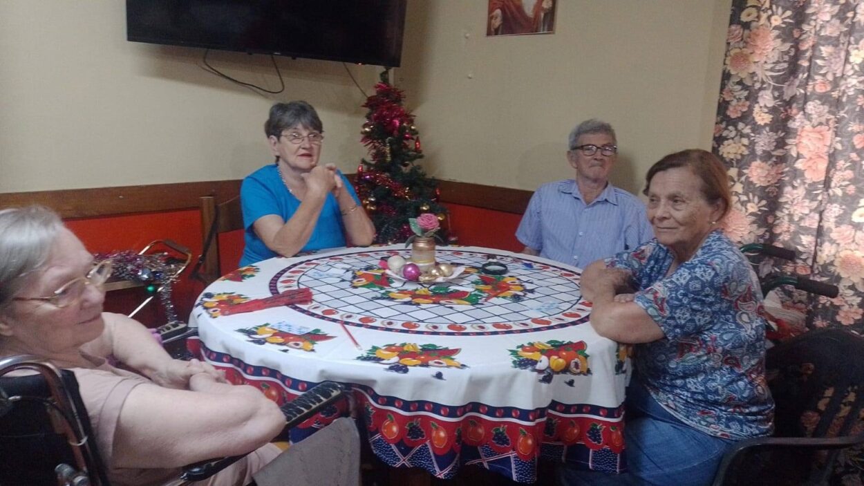 Una tarde de diversión y premios: Bingo del Mateando despidió el año en el Hogar Santa Marta imagen-4