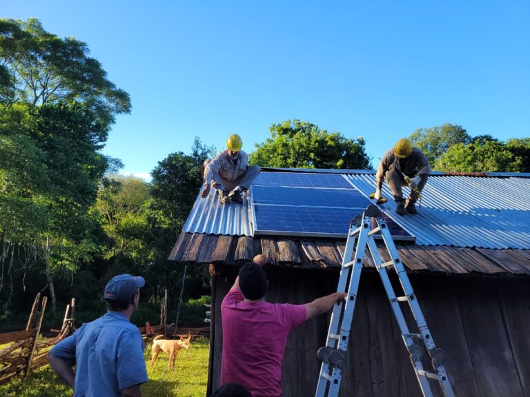 Energía de Misiones conectó paneles solares en cinco chacras internadas en pleno monte imagen-10