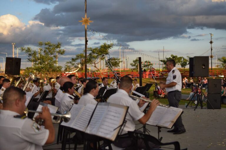 La Banda de Música del Servicio Penitenciario Provincial cerró el año con una emotiva retreta navideña en Posadas imagen-10