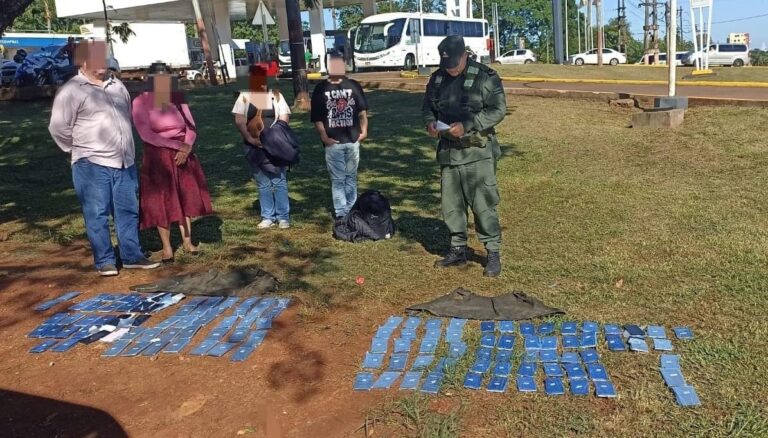 Puerto Iguazú: Gendarmería detuvo a una pareja que llevaba 120 celulares ocultos en sus cuerpos imagen-42