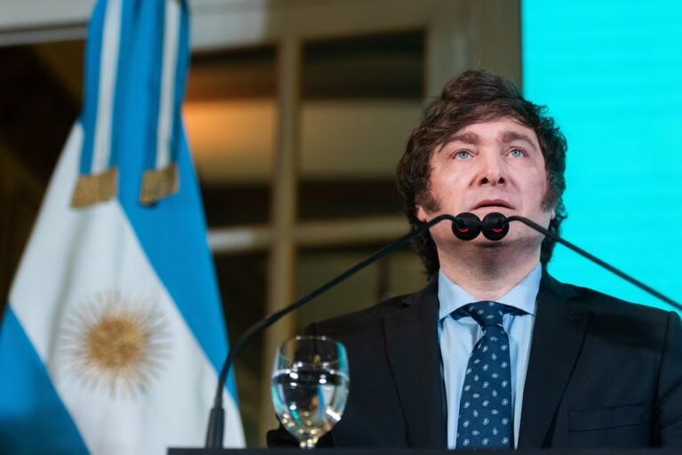 Javier Milei regresó a la Argentina en medio de la tensión con Victoria Villarruel y las expectativas sobre lo que sucederá en el Congreso imagen-17