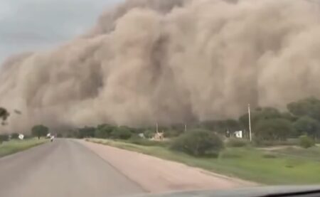 Extraña nube de polvo oscureció el cielo en Sachayol, Santiado del Estero imagen-3