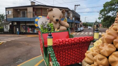 El pueblo “más navideño de la Argentina” ya vive su espíritu festivo: adornos gigantes, mariposas y botellas recicladas imagen-9