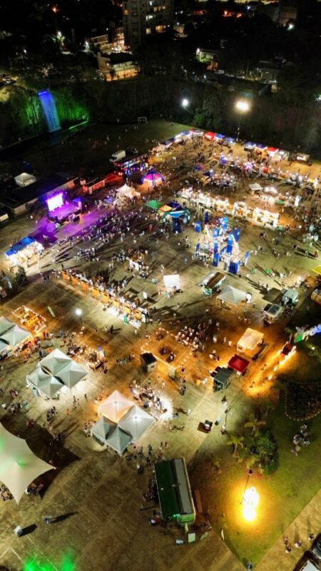 Con más de 120 expositores, música y «hot sale» se instaló la Feria de Turismo de Misiones en la Cascada de Posadas Con más de 120 expositores, música y "hot sale" se instaló la Feria de Turismo de Misiones en la Cascada de Posadas imagen-6