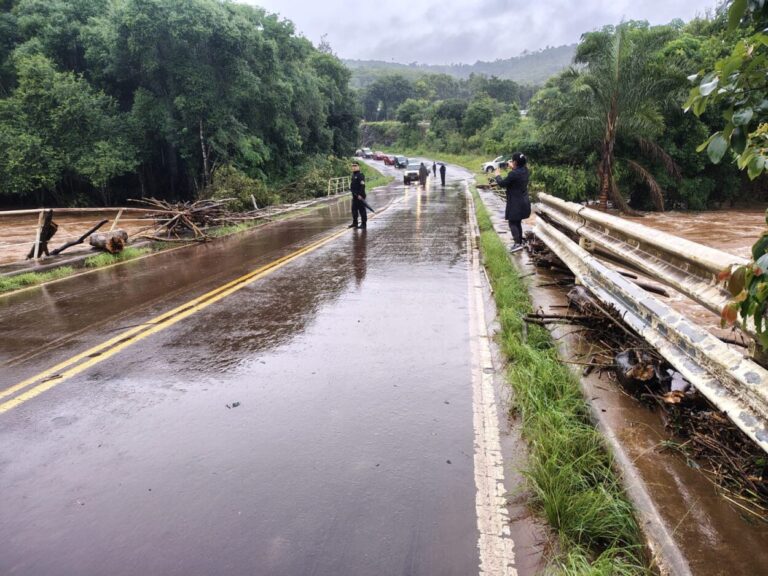 El puente sobre Piray Miní Ruta Provincial N°17 se habilitó el tránsito por mano, con presencia policial imagen-9