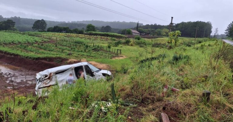 Joven automovilista sufrió lesiones leves tras despistar sobre ruta provincial 5 imagen-49