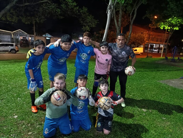 Robo de pelotas en el barrio Terrazas: "Nadie vio nada, es muy raro todo y 80 chicos de la Escuelita de Fútbol quedaron tristes", dice entrenador imagen-4