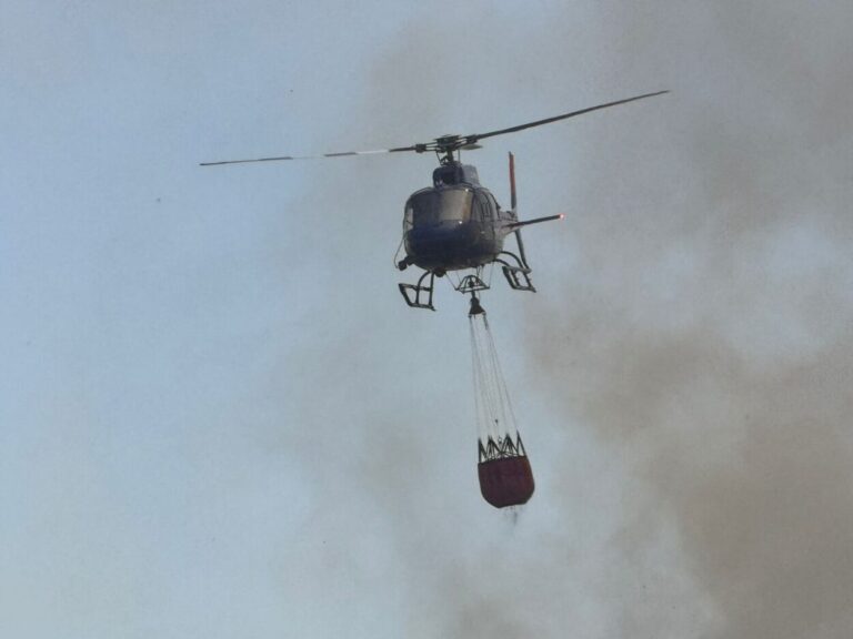 Bomberos de la Policía apagaron un gran incendio de malezas, que cubrió 80 ha, con el apoyo del helicóptero hidrante imagen-37