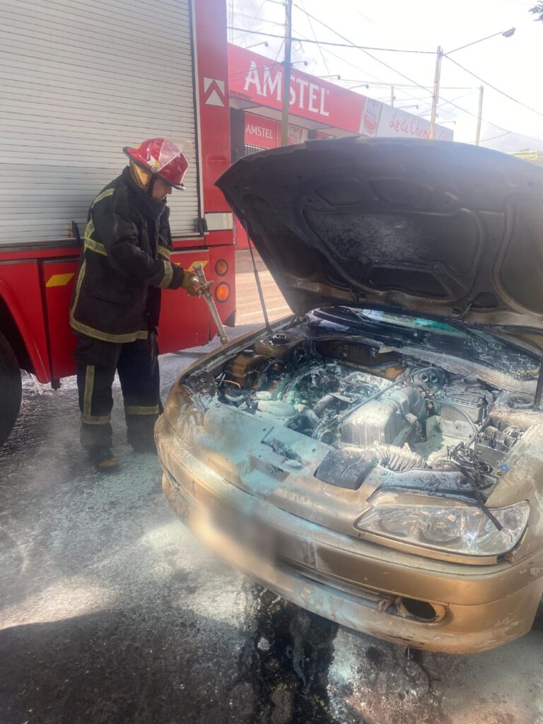 Principio de incendio vehicular en Oberá no registró lesionados imagen-2