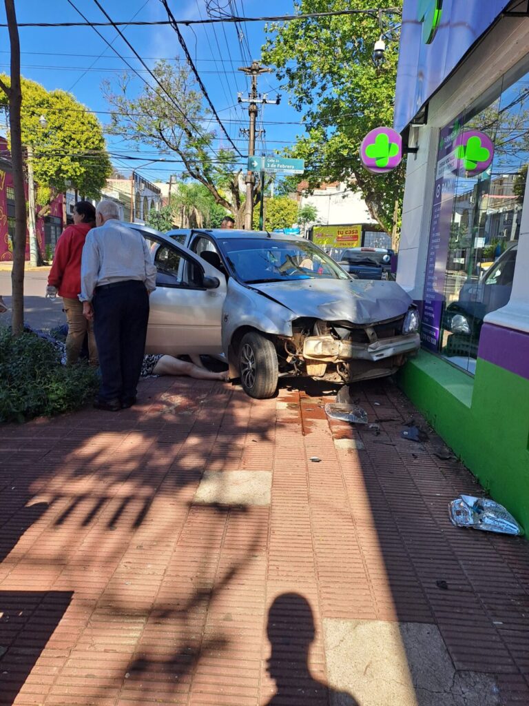 Colisión en esquina céntrica posadeña dejó una mujer lesionada, uno de los vehículos terminó contra una farmacia imagen-21