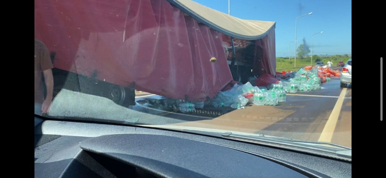 Volcó un camión con gaseosas en el By Pass y quienes pasaban por el lugar se llevaban la carga imagen-2