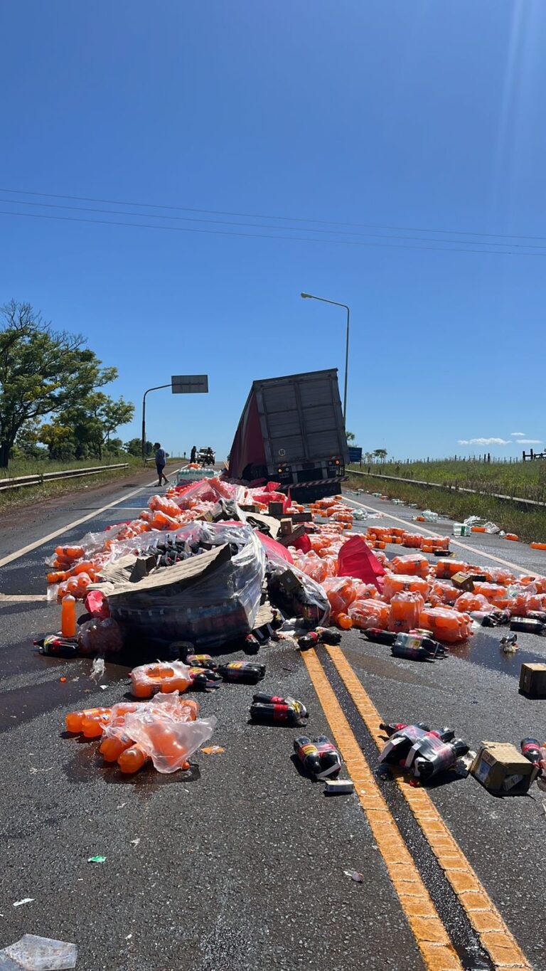 Volcó un camión con gaseosas en el By Pass y quienes pasaban por el lugar se llevaban la carga imagen-38