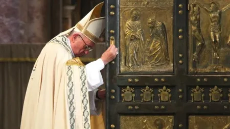 El Papa Francisco inaugura la agenda navideña abriendo la Puerta Santa de la Basílica de San Pedro imagen-8