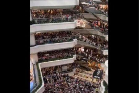 Milei compartió un tuit con "90.000" personas comprando en Unicenter, pero en realidad era un shopping en China imagen-7