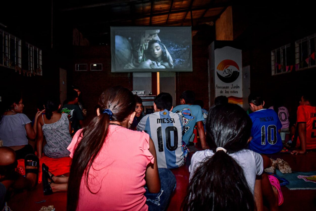 Con merienda y regalos, las infancias disfrutaron del Ciclo de Cine en Barrio San Jorge imagen-4