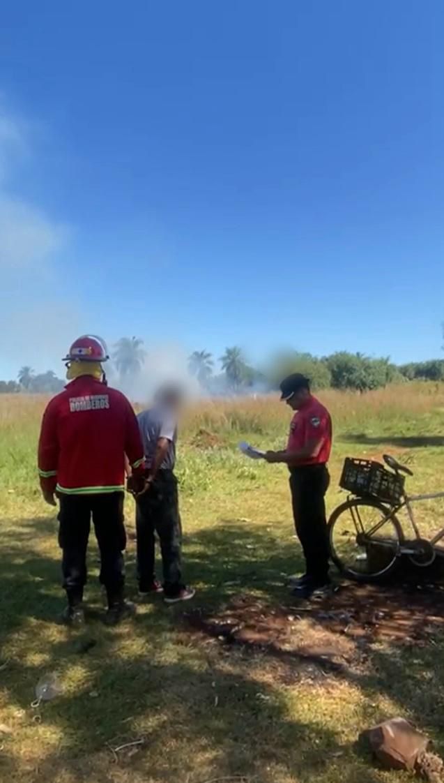 Posadas: Policías detuvieron a un hombre que inició un incendio de pastizales imagen-4