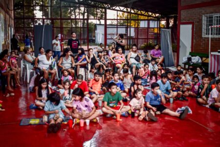 Con merienda y regalos, las infancias disfrutaron del Ciclo de Cine en Barrio San Jorge imagen-7