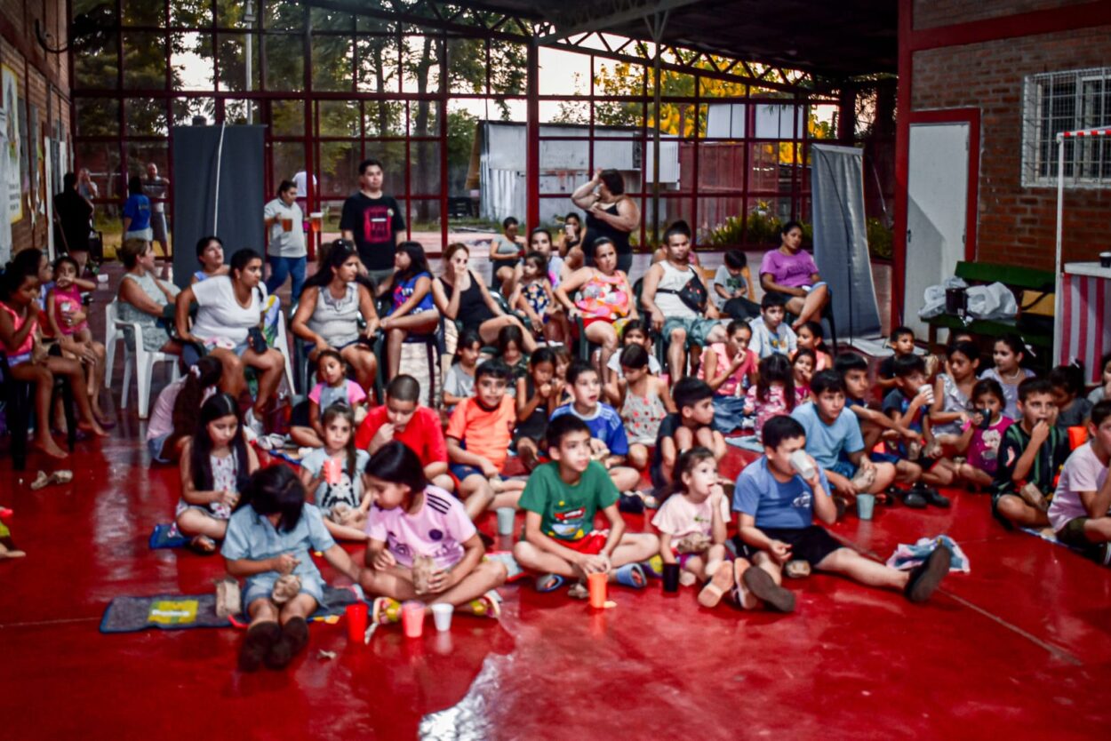 Con merienda y regalos, las infancias disfrutaron del Ciclo de Cine en Barrio San Jorge imagen-8