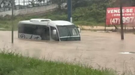 El dramático relato de un argentino que quedó atrapado en el temporal de Brasil: “Se derrumbaban los morros” imagen-17