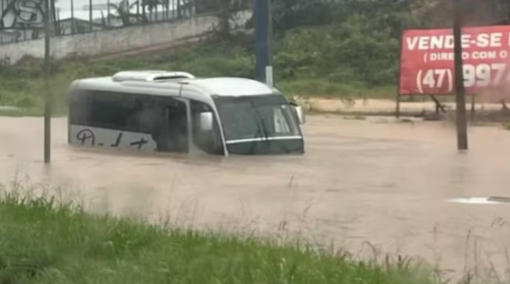 El dramático relato de un argentino que quedó atrapado en el temporal de Brasil: “Se derrumbaban los morros” imagen-18