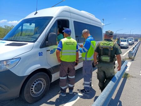 Arrancó la segunda quincena de enero con fuerte presencia de controles en todo el país, ya fiscalizaron más de 300 mil micros, camiones y vehículos particulares imagen-4