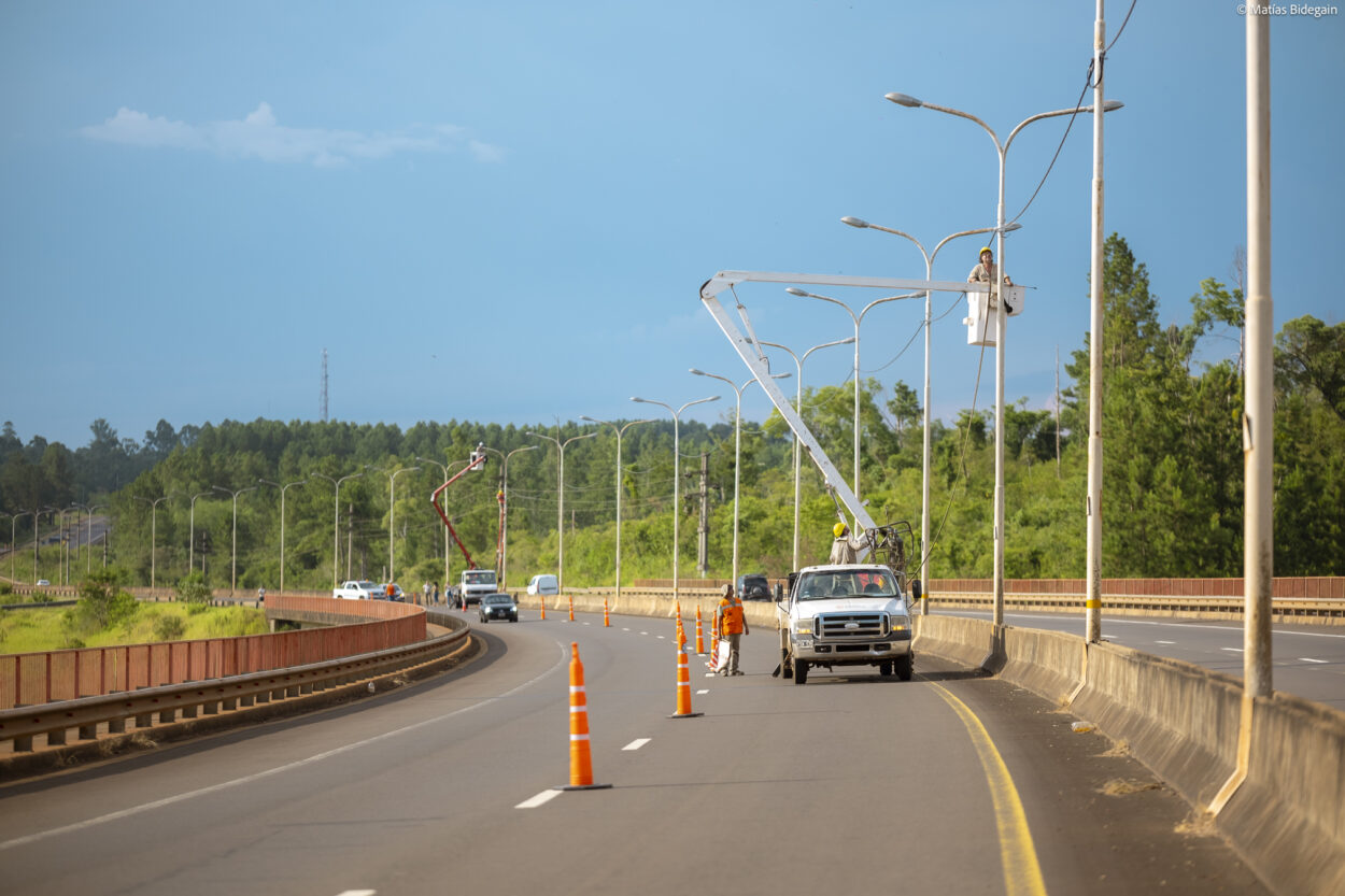 Modernización de la iluminación en el Puente Yabebiry: Macias y Kluka supervisan el avance de los trabajos en la Ruta Nacional 12 imagen-6