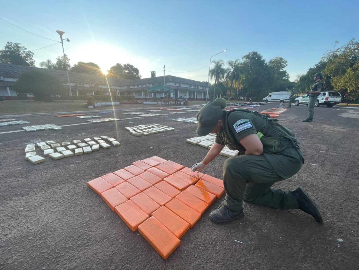 Gendarmería secuestró casi 4 toneladas de cannabis en allanamiento en la provincia imagen-5