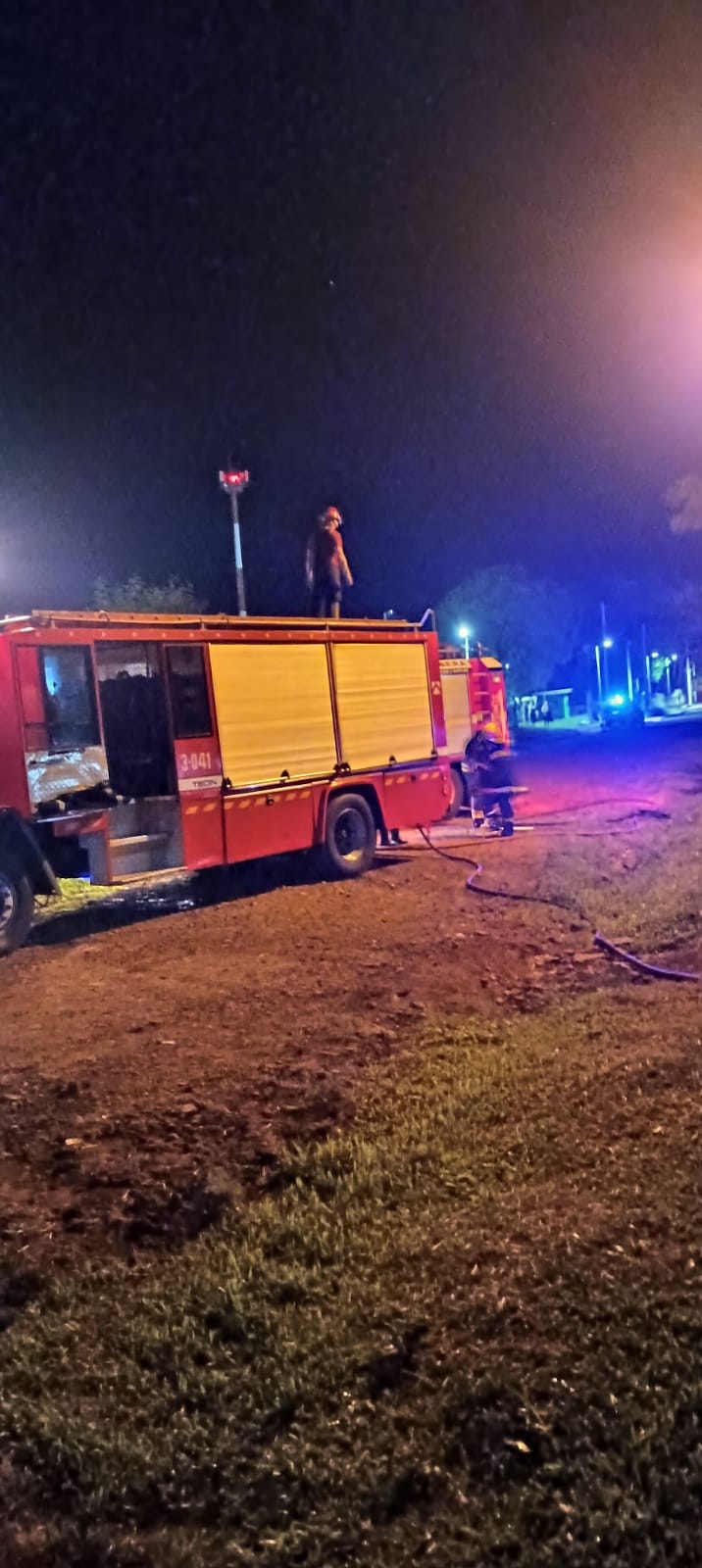 Incendio destruyó una vivienda y su propietaria sufrió quemaduras, logrando escapar de las llamas con sus cuatro pequeños hijos imagen-4